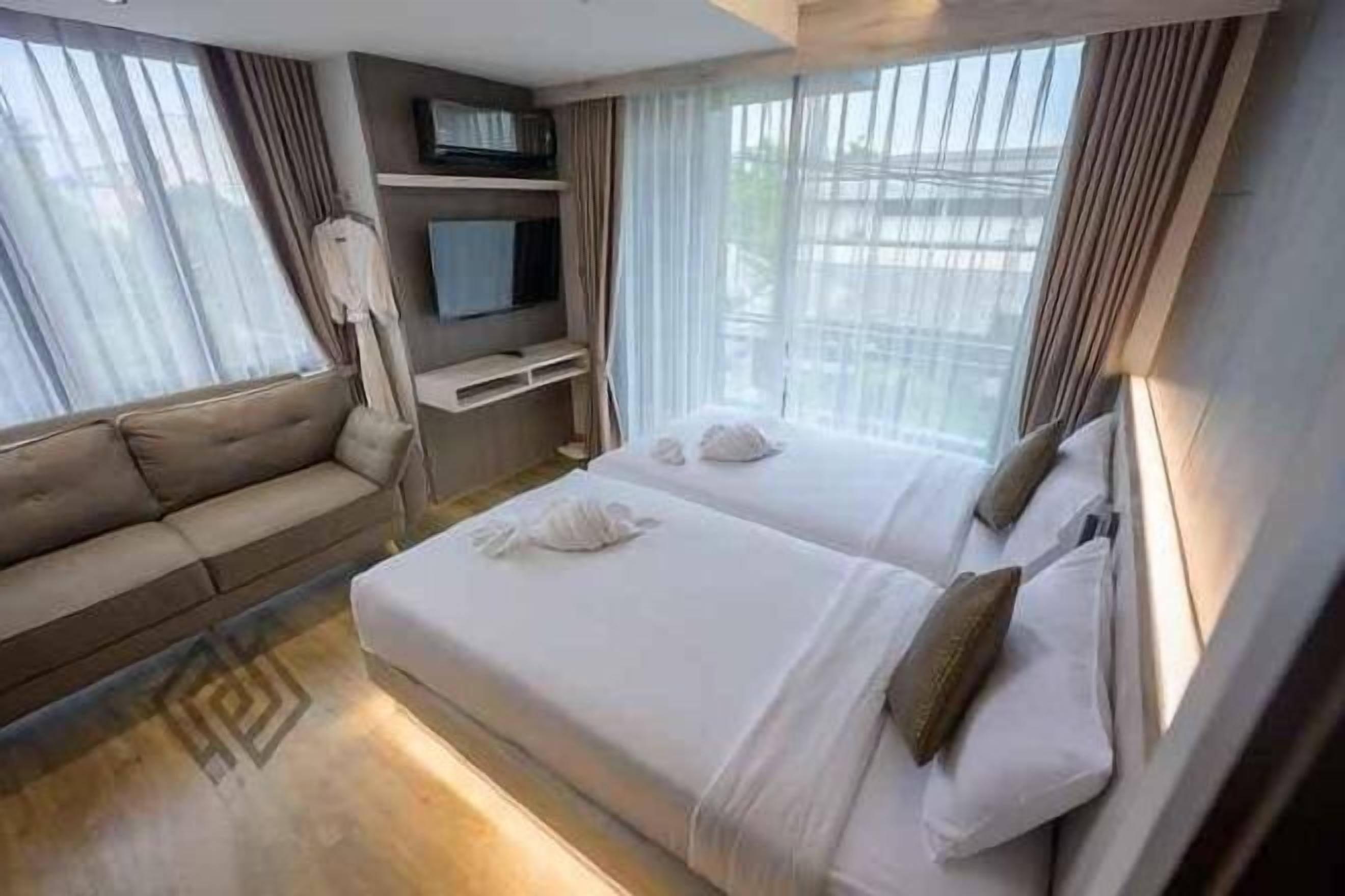 Minibar, caja de seguridad en la habitación y escritorio 