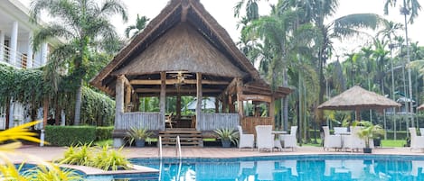 Una piscina al aire libre