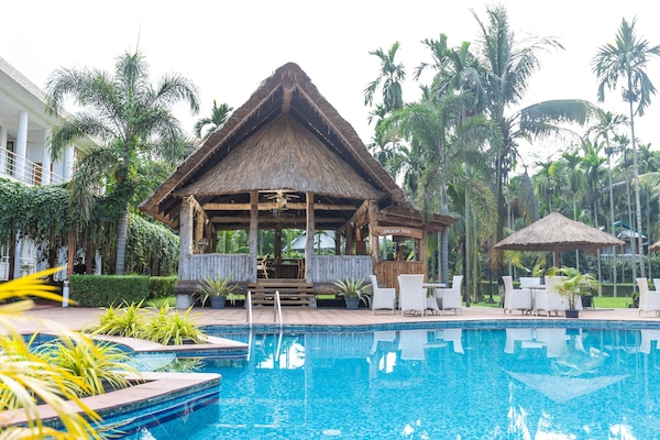 Una piscina al aire libre