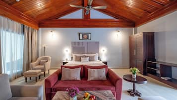 Zone Deluxe | Desk, laptop workspace, bed sheets