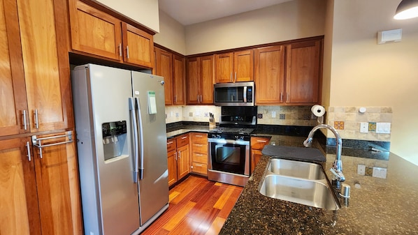 Frigorífic, microones, forn i placa de cuina