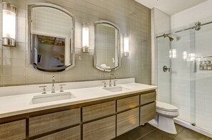 Shower, hair dryer, towels - Modern Interior, Heated Pool Access (Savannah)