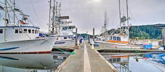 Winchester Bay Apt Near Dunes & State Parks!