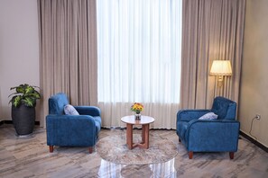 Standard-studio | Oleskelualue | 43–tuumainen äly-TV, jossa satelliittikanavat