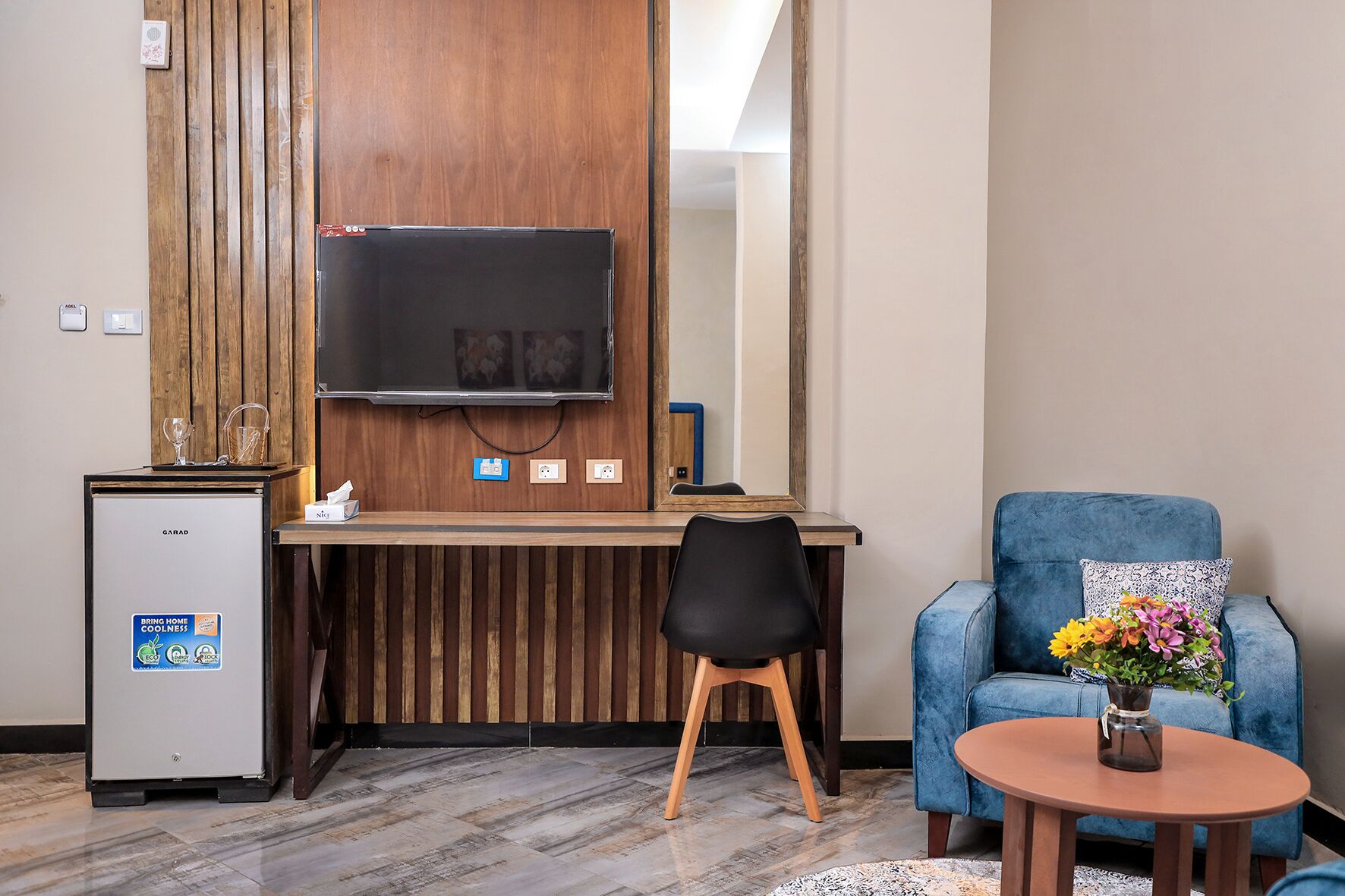 Enkeltrom – standard, 1 soverom | Oppholdsområde | En 43-tommers smart-TV med Parabol-TV samt TV