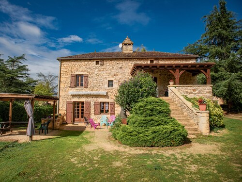 Maison pour enfants avec étang à poissons