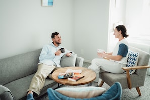 Chambre Exécutive avec lits jumeaux | Coin séjour | TV connectée de 42 pouces avec chaînes numériques, télévision, jouets