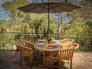 Outdoor dining - Quietly located villa with shared pool (Fréjus)