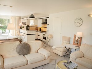 TV, fireplace, ping pong, stereo - Quietly located villa with shared pool (Fréjus)