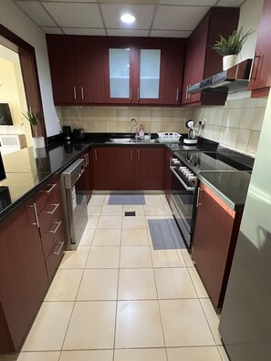 Réfrigérateur, micro-ondes, four, plaque de cuisson