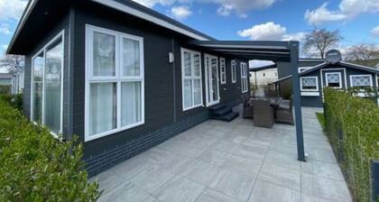 Luxury chalet with 45 sqm - in the beautiful Recratiepark "De Veerstal"