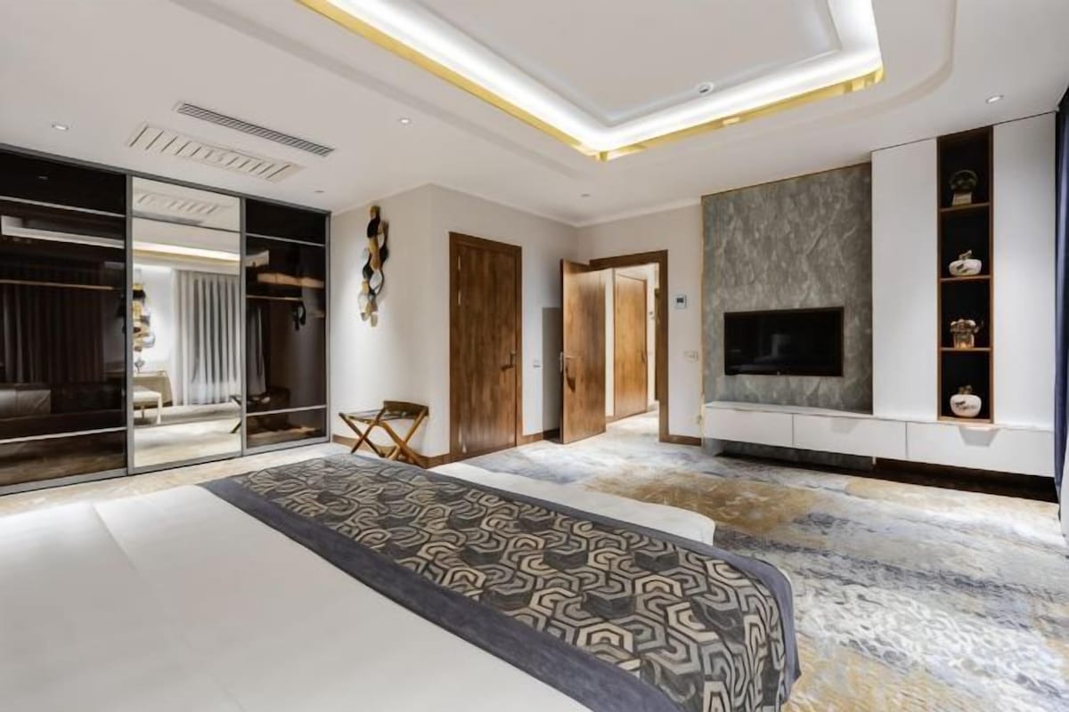 Daunenbettdecken, Betten mit Memory-Foam-Matratzen, Minibar, Zimmersafe