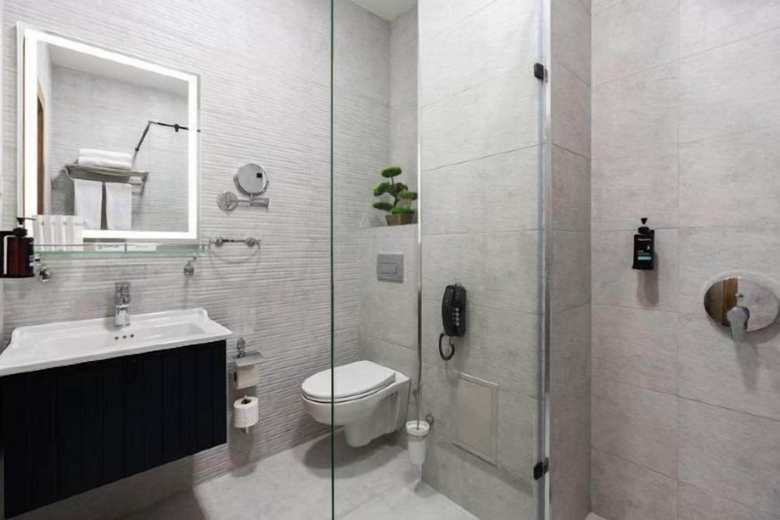 浴室 | 名牌洗护用品、吹风机、浴袍、拖鞋