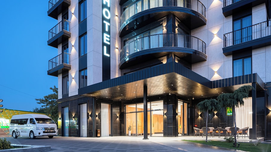 Shamsan Airport Hotel