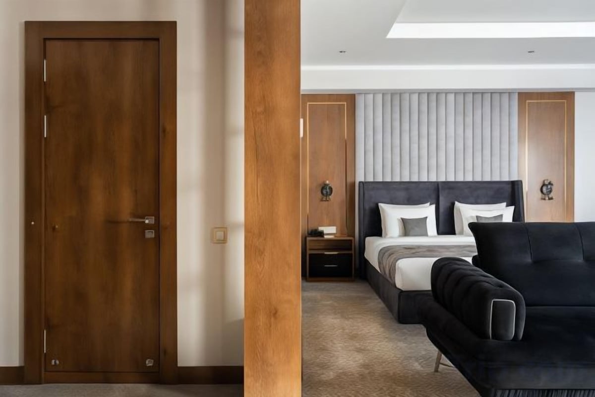 Daunenbettdecken, Betten mit Memory-Foam-Matratzen, Minibar, Zimmersafe
