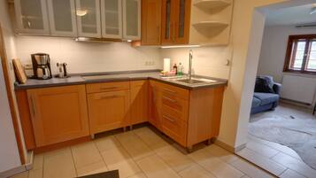 Kühlschrank, Mikrowelle, Herdplatte, Wasserkocher mit Kaffee-/Teezubehör