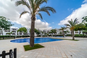 حمام سباحة