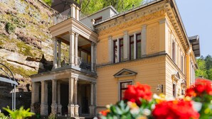 A two-story building with classical architecture, featuring columns and a balcony. - Modern apartment 1 in Villa Emma for 2-4 people (Bad Schandau)