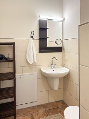 Haartrockner, Handtücher, Seife, Toilettenpapier