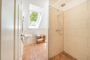 Dusche, Haartrockner, Handtücher, Seife