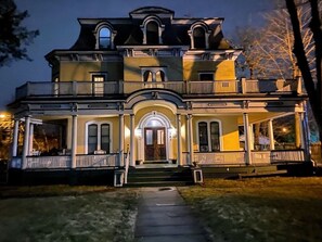 Exterior - Mini Mansion rental suite, close to public transportation, train / buses    (Plainfield)