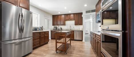 Refrigerador, microondas, horno, placa de cocina