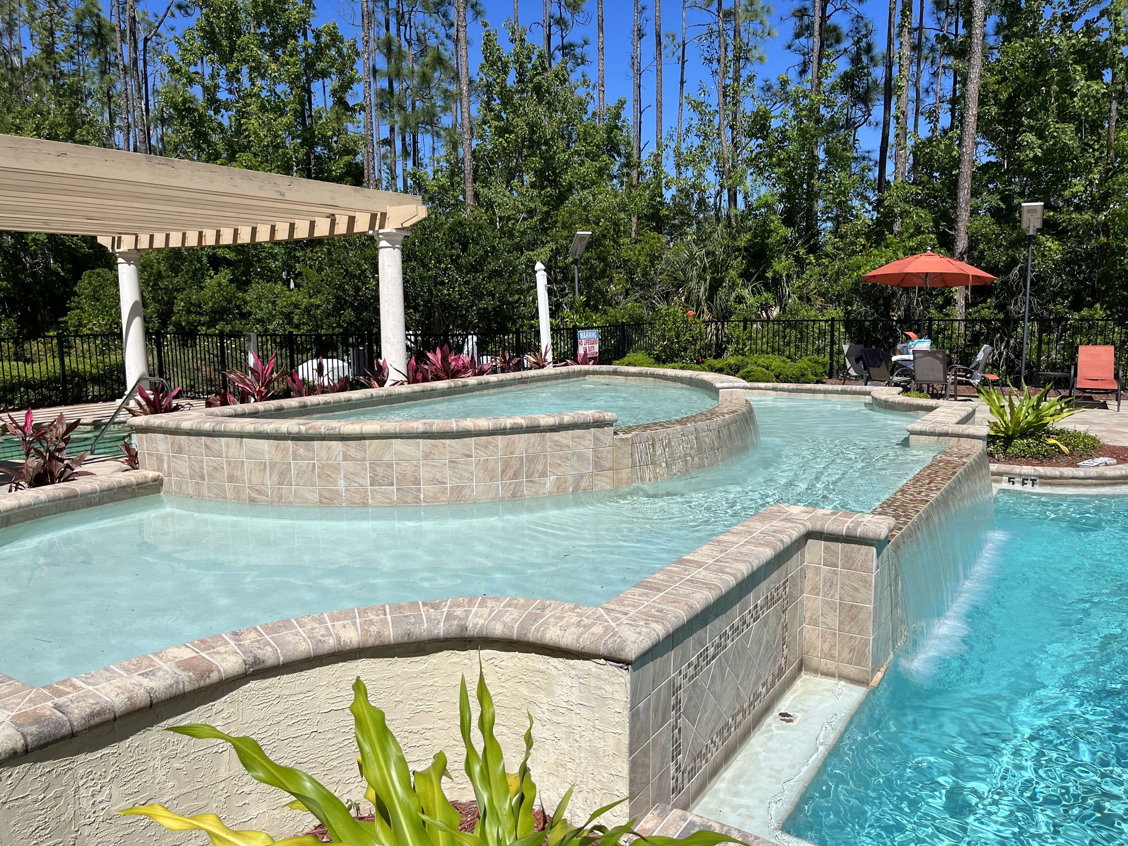 Una piscina al aire libre, una piscina climatizada