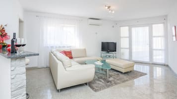Economy Apartment A2 | Wohnbereich | 100-cm-Flachbildfernseher mit Satellitenempfang, Fernseher