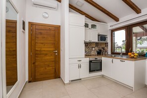 Comfort Apartment A2 | Private kitchen | Fridge, microwave, oven, stovetop - Apartments Malcic (Vir)