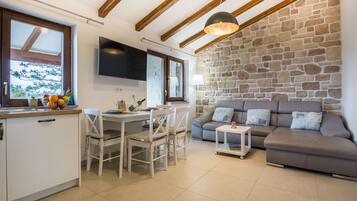 Comfort Apartment A2 | Wohnbereich | 100-cm-Flachbildfernseher mit Satellitenempfang, Fernseher