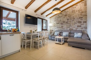 Comfort Apartment A2 | Wohnbereich | 100-cm-Flachbildfernseher mit Satellitenempfang, Fernseher
