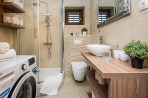 Comfort Apartment A2 | Salle de bain | Douche, serviettes fournies