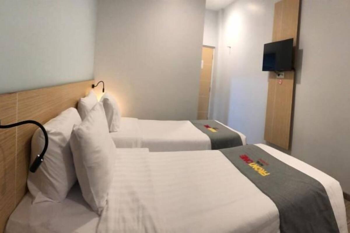 Escritorio, wifi gratis y ropa de cama