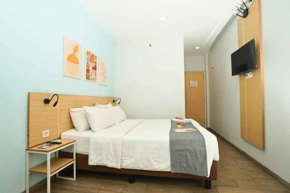 Escritorio, wifi gratis y ropa de cama