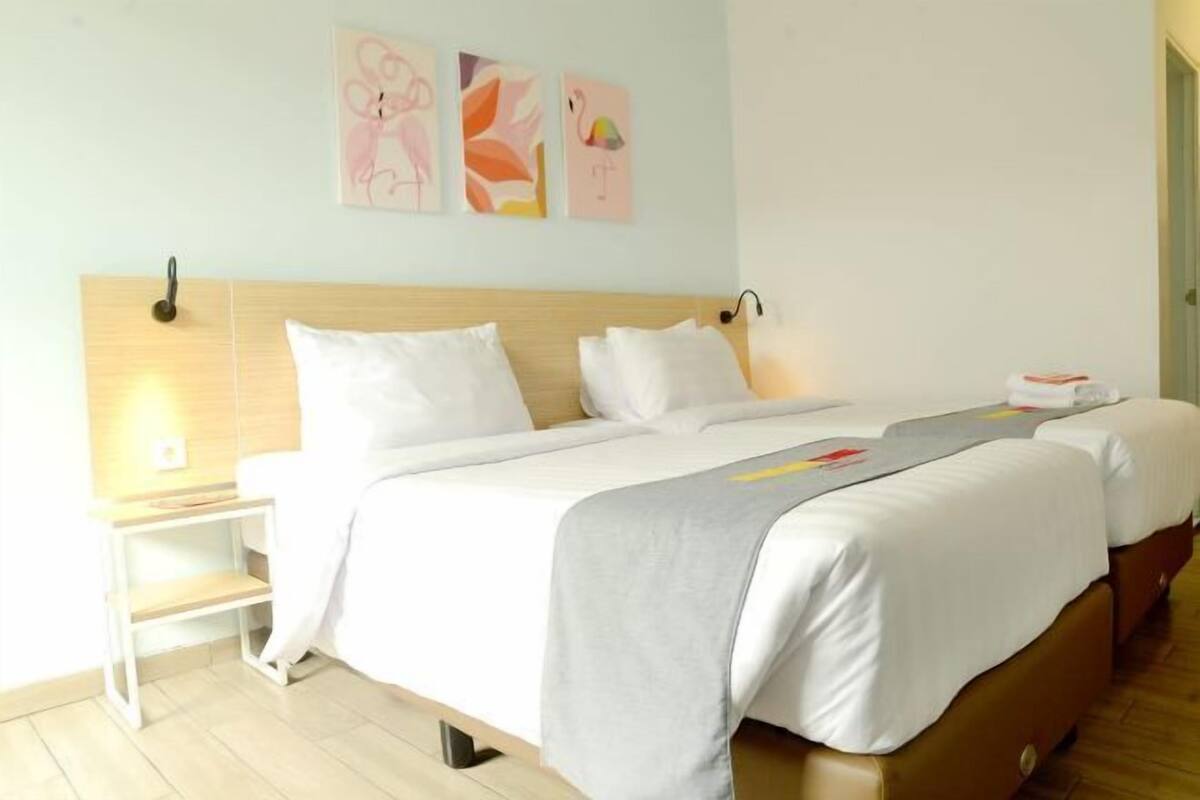 Escritorio, wifi gratis y ropa de cama