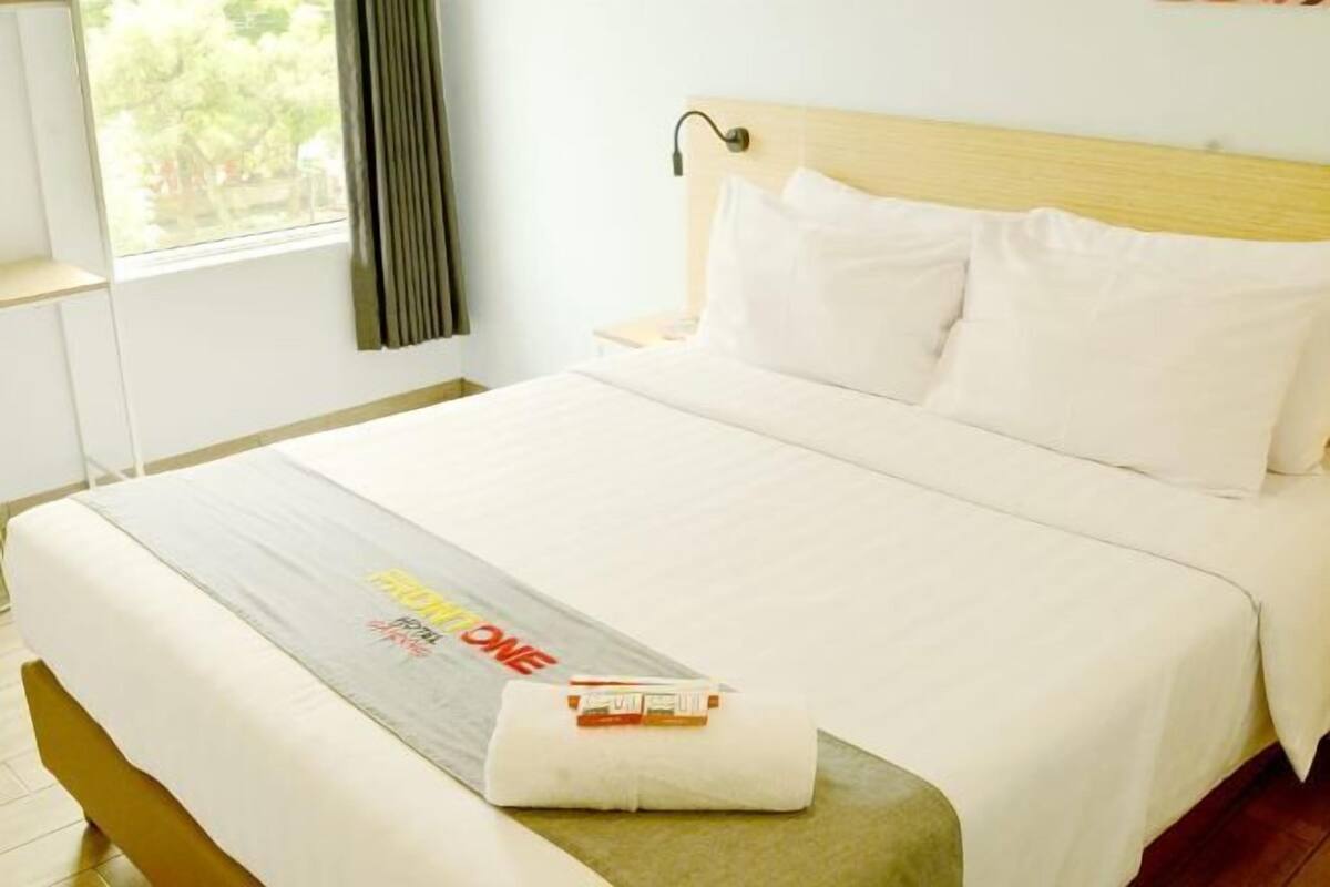 Escritorio, wifi gratis y ropa de cama