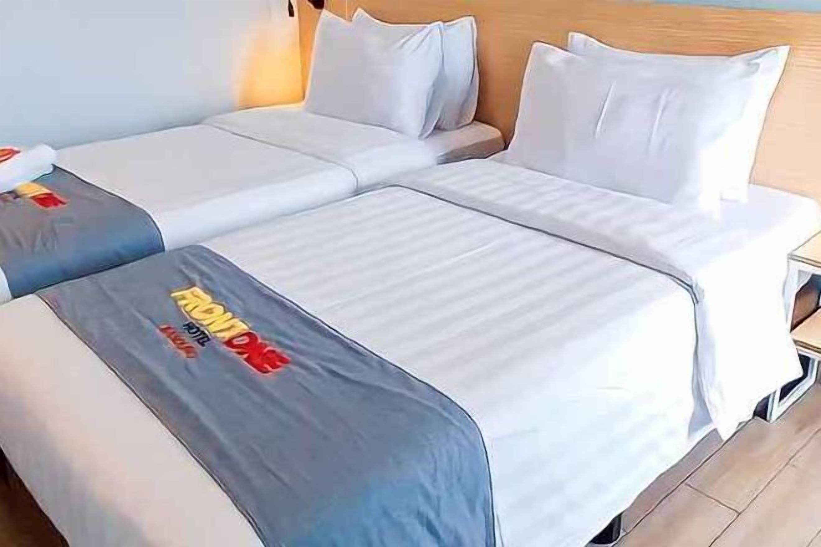 Bàn, truy cập Internet không dây miễn phí, bộ trải giường 