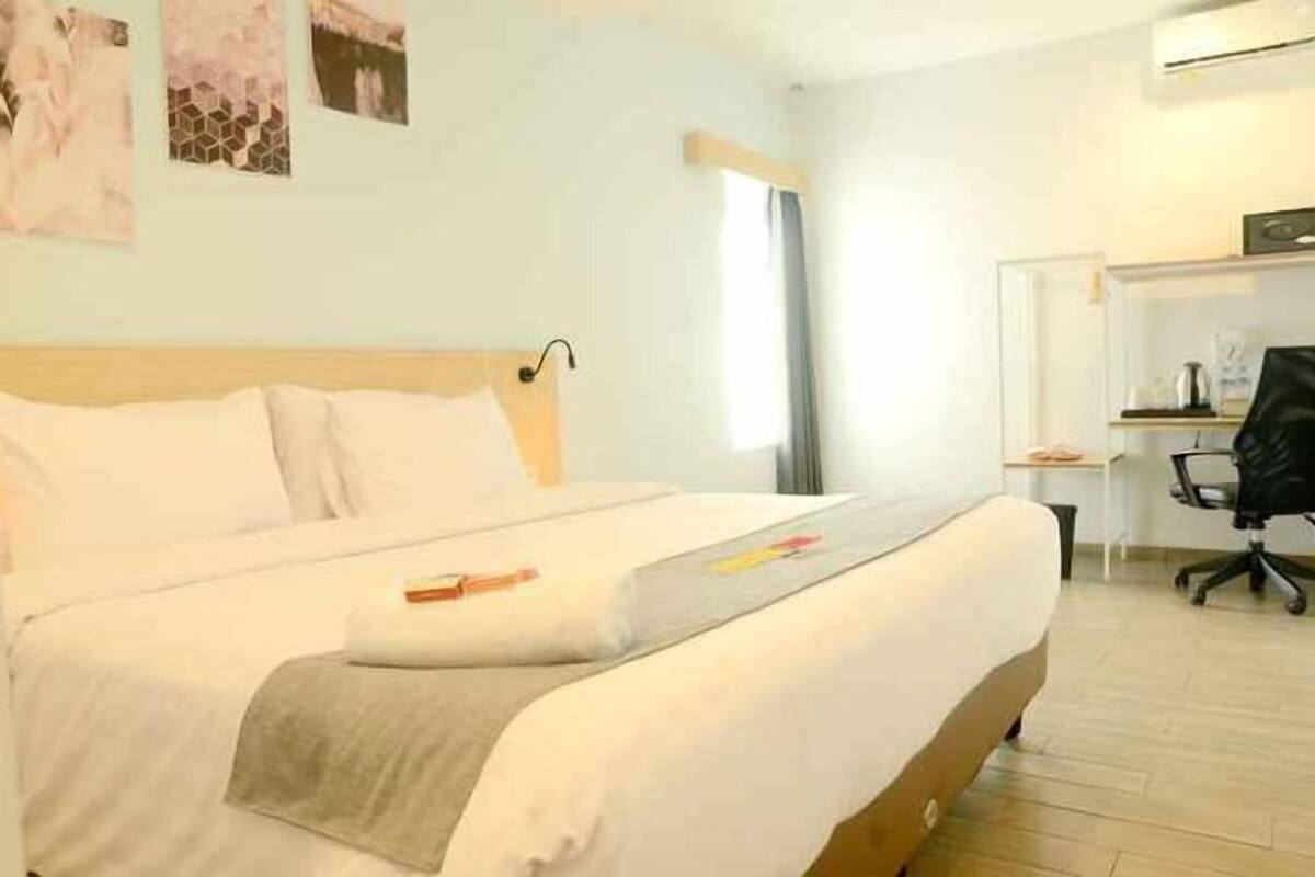 Escritorio, wifi gratis y ropa de cama