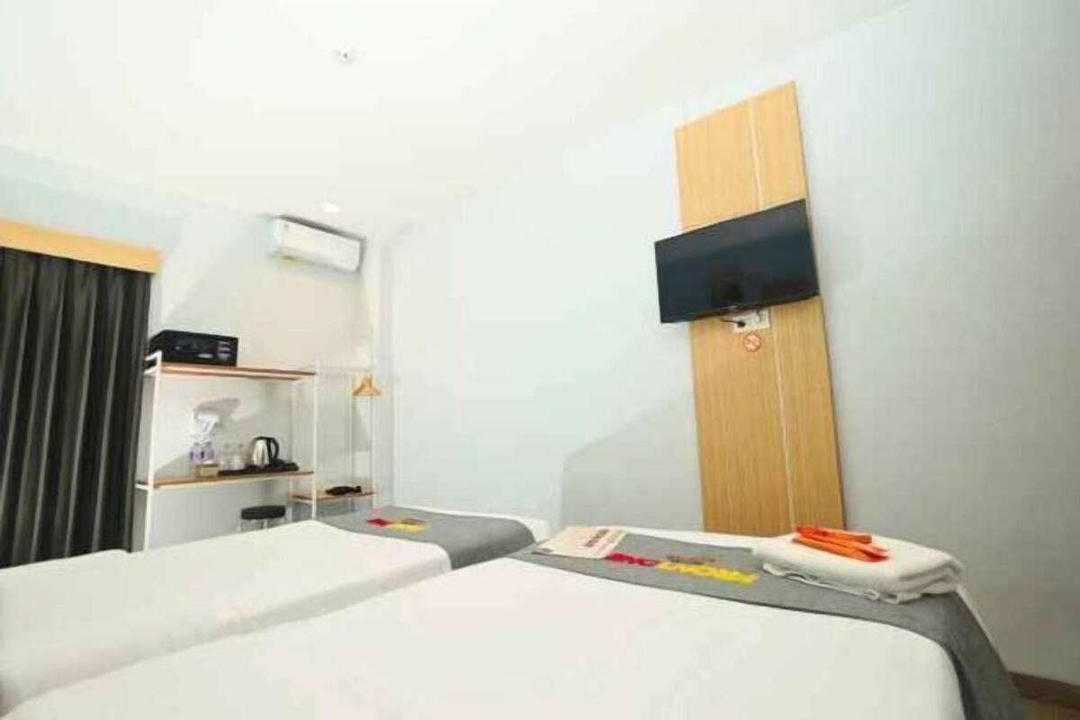 Escritorio, wifi gratis y ropa de cama