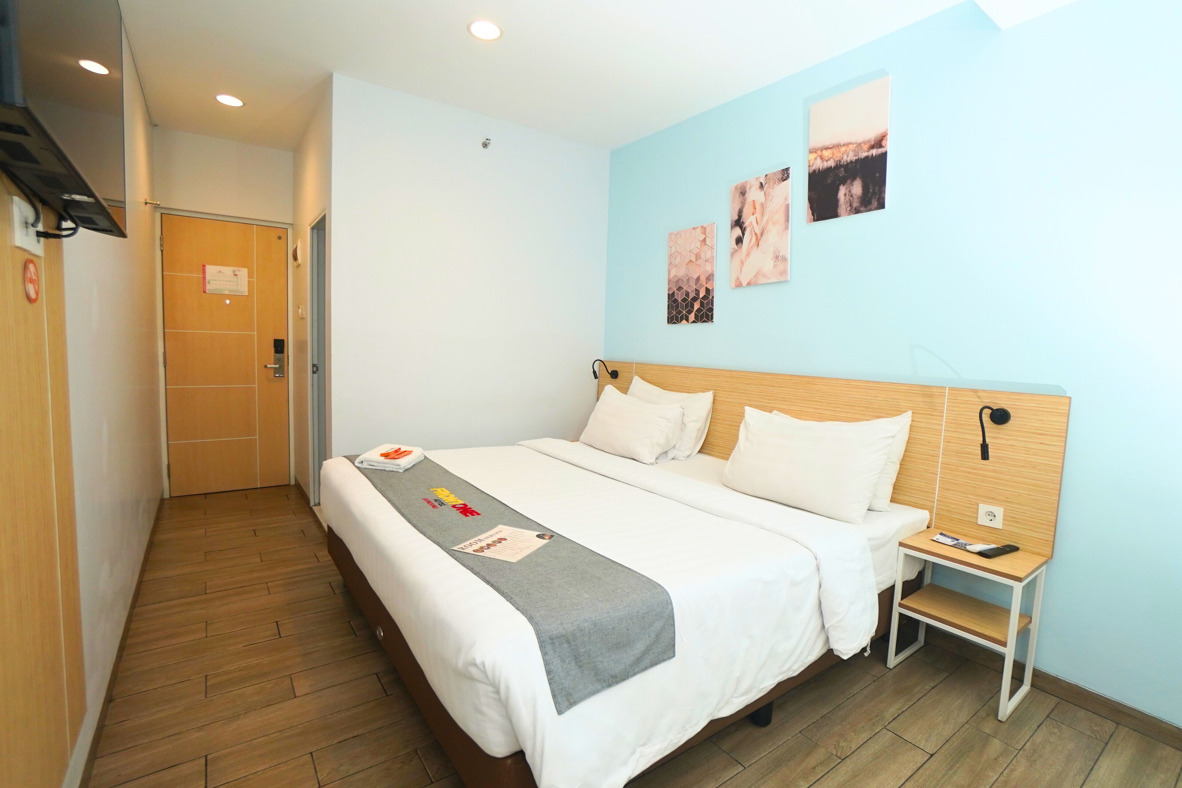 Bàn, truy cập Internet không dây miễn phí, bộ trải giường 