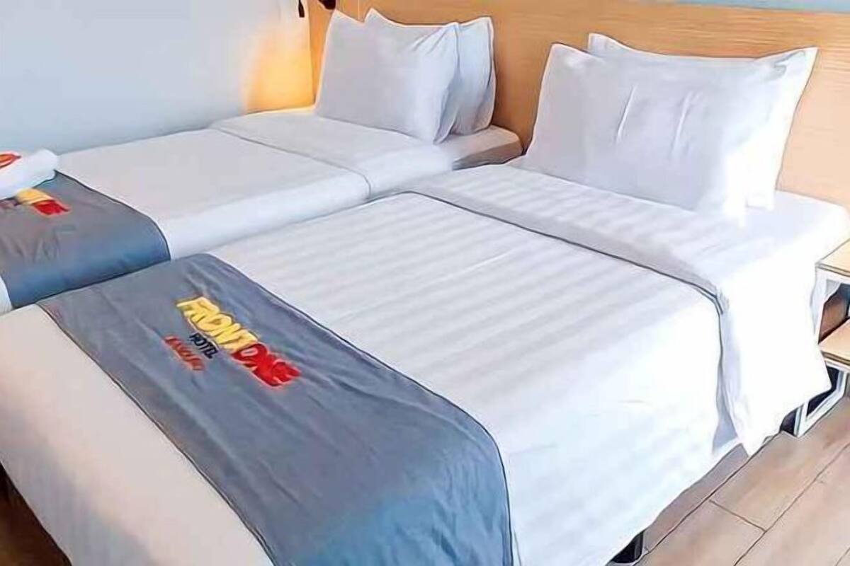 Escritorio, wifi gratis y ropa de cama