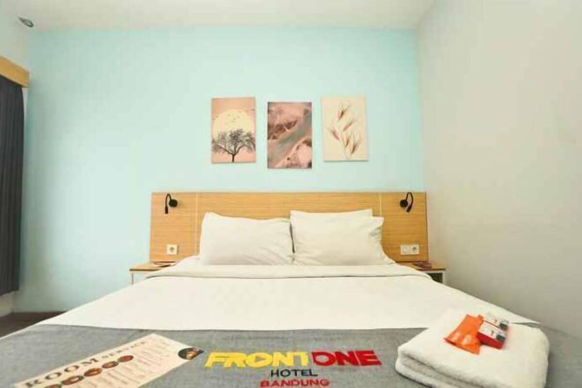Escritorio, wifi gratis y ropa de cama
