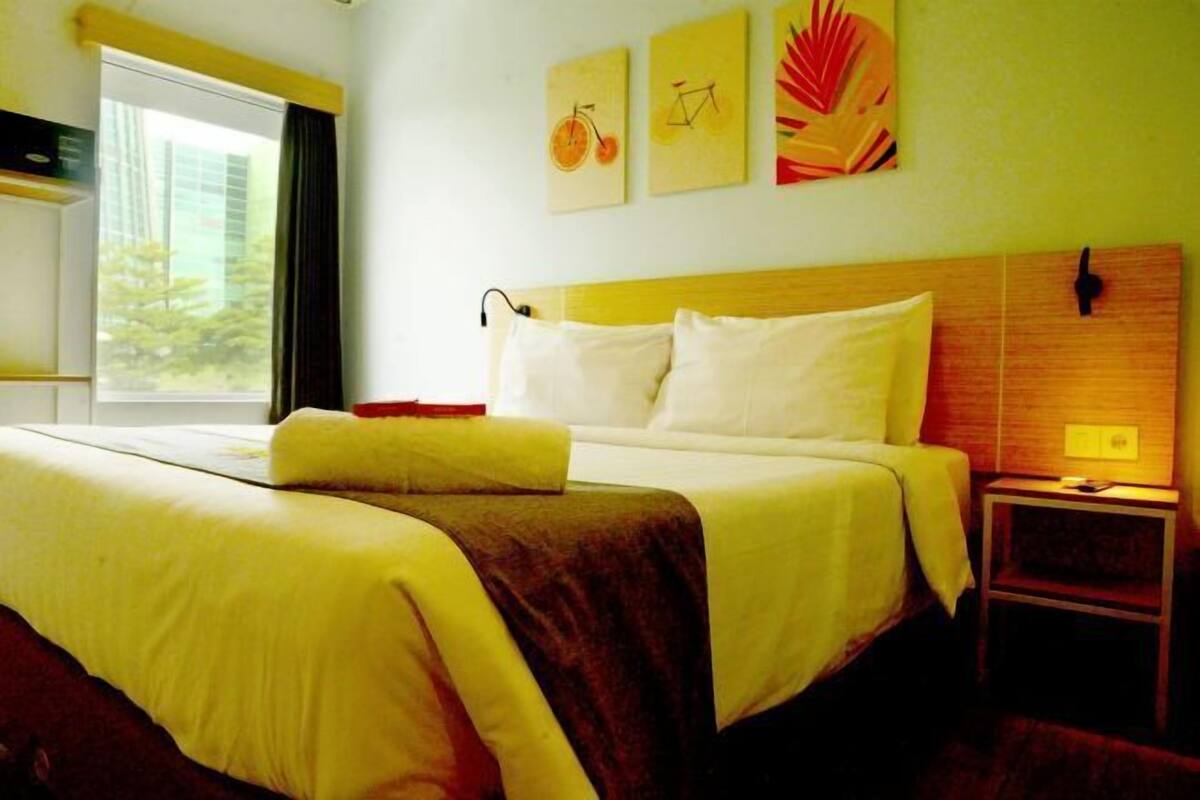 Escritorio, wifi gratis y ropa de cama