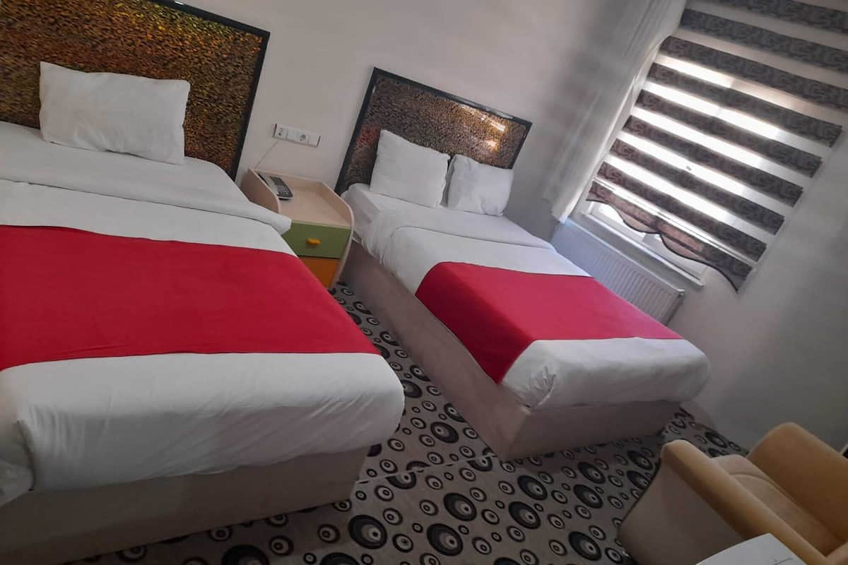 Escritorio, wifi gratis y ropa de cama