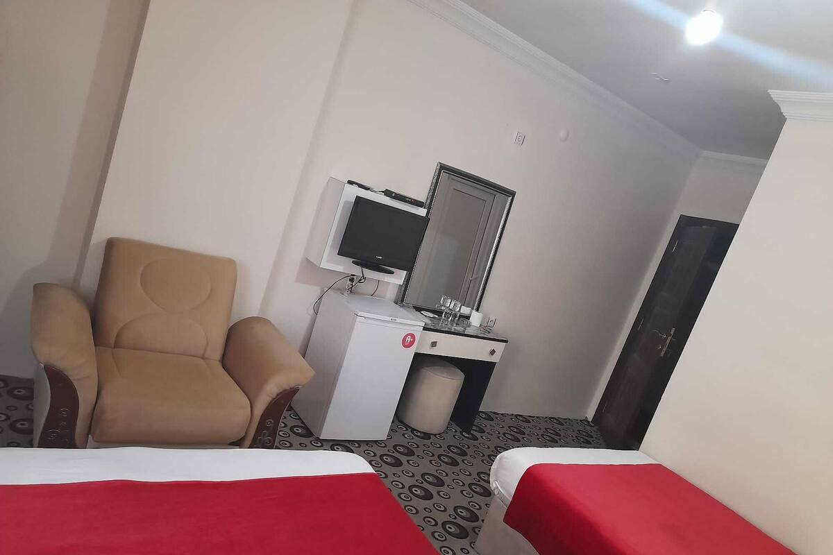Escritorio, wifi gratis y ropa de cama