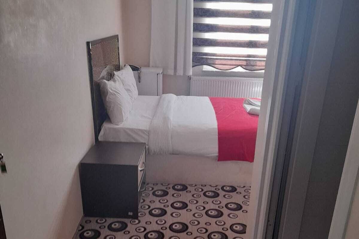 Escritorio, wifi gratis y ropa de cama