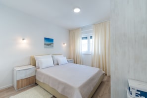 2 habitaciones, tabla de planchar con plancha y cuna de viaje 