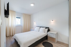 2 habitaciones, tabla de planchar con plancha y cuna de viaje 