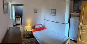 3 habitaciones, tabla de planchar con plancha y cuna de viaje 