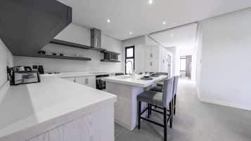 Departamento, 3 habitaciones | Cocina privada | Refrigerador con congelador, microondas, horno y parrilla de estufa